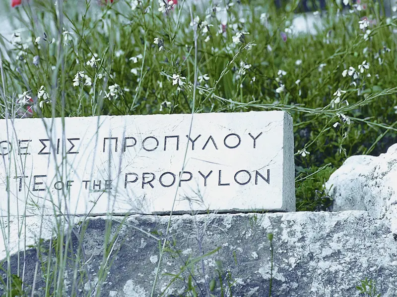 Unterwegs ein Sttein mit Inschrift in Griechenland.