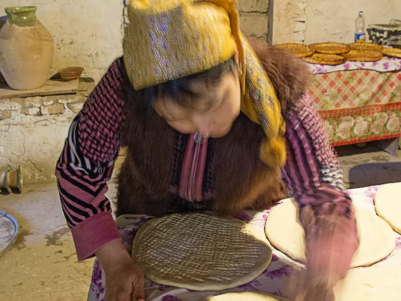 In Samarkand besuchen Sie auf Ihrer individuellen Rundreise durch Usbekistan und Kirgisistan eine Bäckerei, in der die Kunst des Brotbackens Familientradition ist.