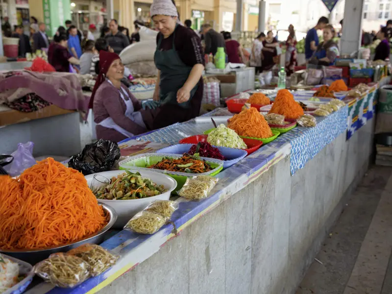 Auf dem Basar in Samarkand können Sie auf Ihrer individuellen Rundreise lokale Spezialitäten probieren.