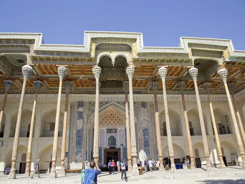 Auf dem Programm Ihrer individuellen Rundreise durch Usbekistan und Kirgisistan steht in Buchara auch ein Besuch von den vielen beeindruckenden Moscheen.