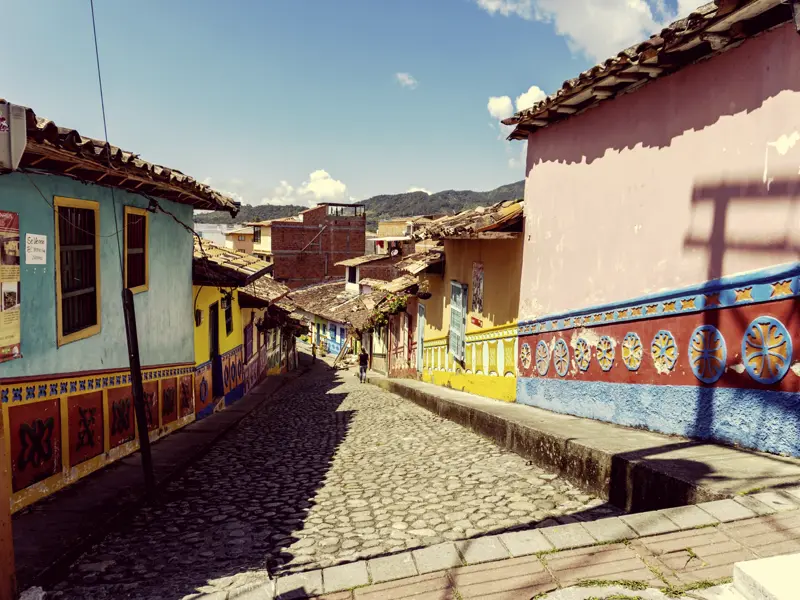 Zum Auftakt unserer Rundreise mit YOUNG LINE durch Kolumbien erkunden wir Bogotá mit seinen steilen kopfsteingepflasterten Gässchen und Kolonialbauten.