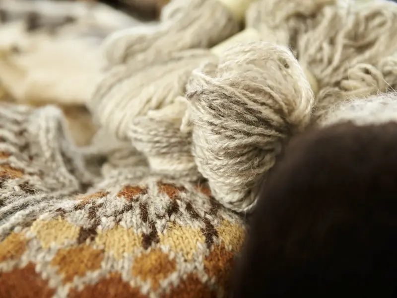 Aus der berühmten weichen Wolle der kälteresistenten Islandschafe, die uns auf unserer Rundreise begegnen, werden robuste Kleidungsstücke gestrickt.