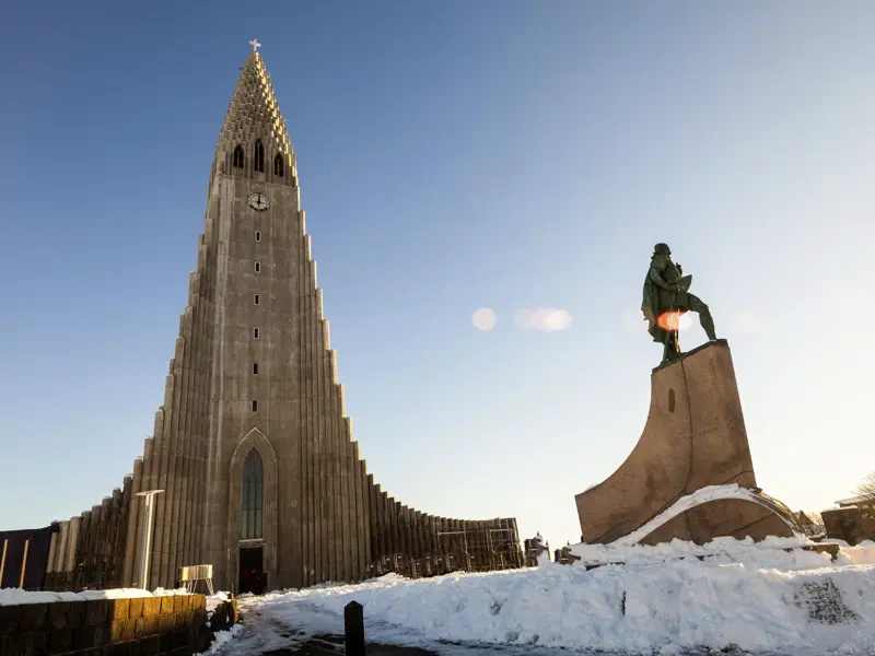 Auf unserer Winterreise durch Island sieht alles ganz anders aus, als im Sommer - auch die Hallgrimskirche, eines der Wahrzeichen der Hauptstadt Reykjavik