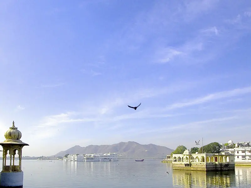 Während Ihrer individuellen Nordindien-Reise machen Sie halt in Udaipur und unternehmen eine Bootsfahrt auf dem Picholasee. Sie passieren hierbei den berühmten Lake Palace, der heute als Luxushotel dient.