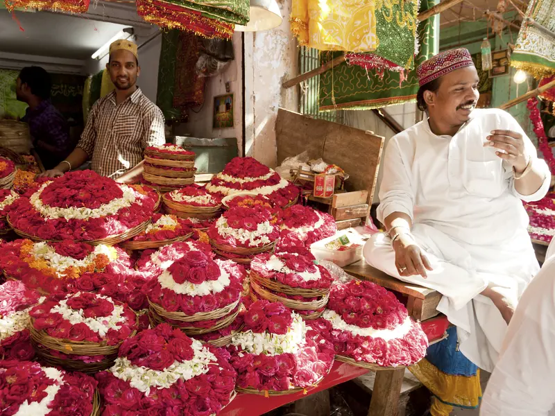 Blumen gehören in indischen Tempeln zu den liebsten Opfergaben an die Götter. Auch wir nehmen auf unserer Reise die Gelegenheit war einen Tempel zu besuchen und kaufen vielleicht auf dem Markt Blumen dafür.