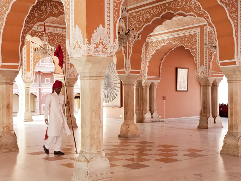 Während Ihrer individuellen Reise durch Indien geht es mit Ihrem Scout auf Citytour durch die "rosarote Stadt" Jaipur. Sie besichtigen den Stadtpalast mit einer sehenswerten Sammlung alter Miniaturen, Waffen und Prachtgewändern sowie das zum Palastkomplex gehörige Observatorium "Jantar Mantar" des Hobbyastronomen Jai Singh II. aus dem 18. Jahrhundert.