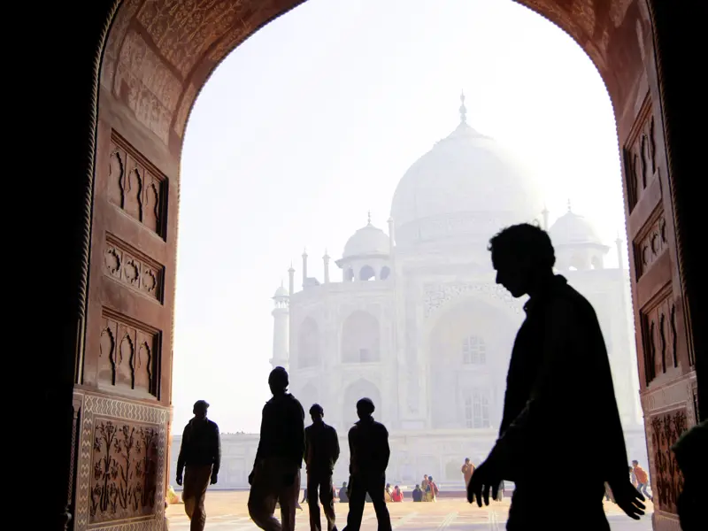 Frühmorgens unternehmen Sie eine "Sunrise Tour" zum weltberühmten Taj Mahal (UNESCO-Weltkulturerbe), das sich besonders schön beim Sonnenaufgang präsentiert. Der Großmogul Shah Jahan ließ dieses 58 m hohe und 56 m breite Mausoleum zum Gedenken an seine 1631 verstorbene Hauptfrau Mumtaz Mahal durch zwanzigtausend Handwerker in 22-jähriger Bauzeit errichten.