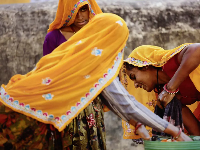 Bei Ihrer individuellen Reise durch Nordindien begegnen Sie vielleicht auch Frauen, die Ihre Wäsche am Fluss waschen.