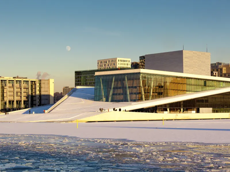 In Norwegens Hauptstadt Oslo steigen wir auch dem sehenswerten Opernhaus aufs Dach und genießen den Blick über City und Fjord
