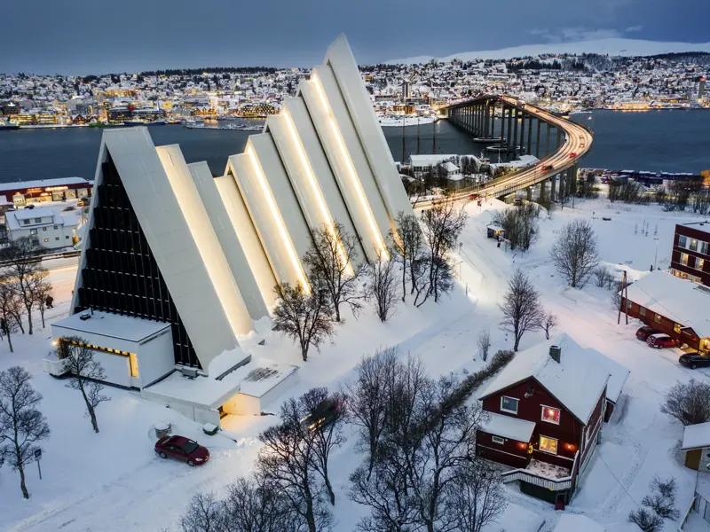 Anfangs- und Endpunkt unserer Winterreise für Singles und Alleinreisende ab 35 ist das nordnorwegische Tromös mit der berühmten Eismeerkathedrale