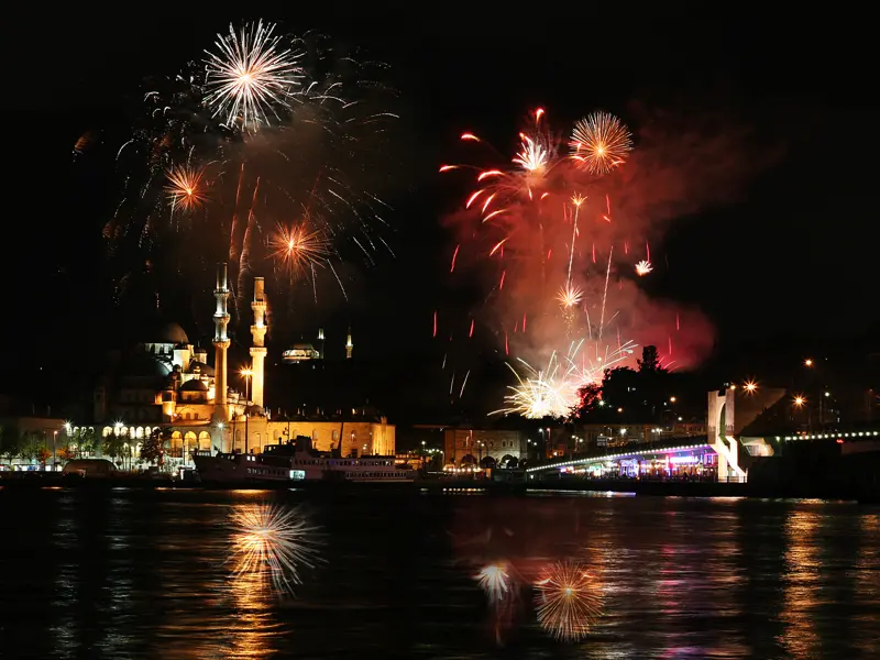 Mit einem Feuerwerk wird das neue Jahr in Istanbul begrüßt
