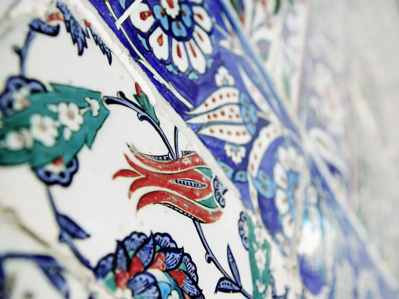 Kunstvoll bemalte Fliesen mit Blütenmotiven sind typische Merkmale osmanischer Bauten; immer wieder bestaunen wir sie in Palästen und Moscheen während unserer Reise