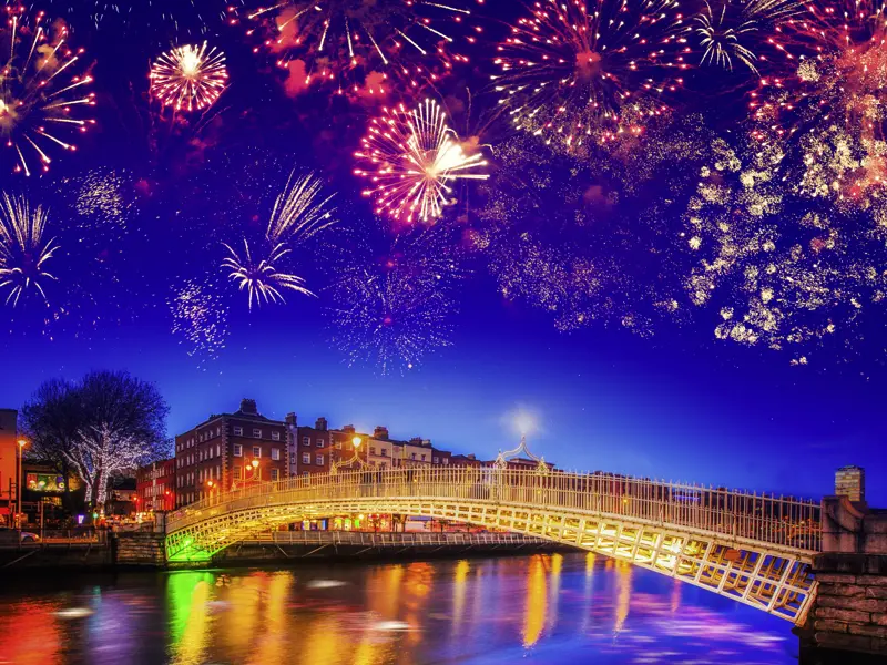 Auf dieser Silvesterreise nach Dublin erleben junge Reisende in der Gruppe einen spannenden Jahreswechsel.