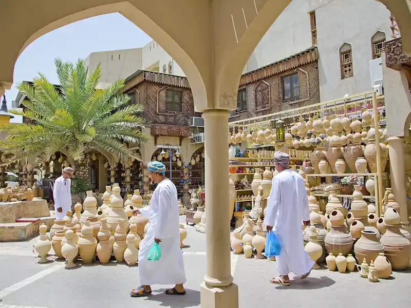 Auf unserer Marco Polo Rundreise durch den Oman entdecken wir im Souk der Töpfer in Nizwa Gefäße aus Ton, Keramik in allen Größen und anderes Töpferhandwerk.