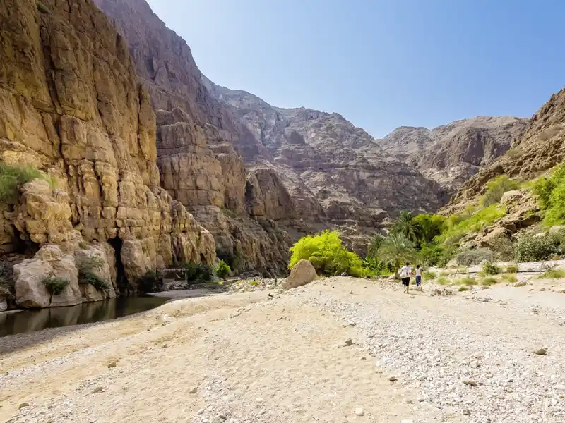 Auf Ihrer Rundreise mit Marco Polo durch den Oman machen Sie einen Zwischenstopp am Wadi Tiwi und haben Zeit für einen kurzen Spaziergang durch das Wadi.