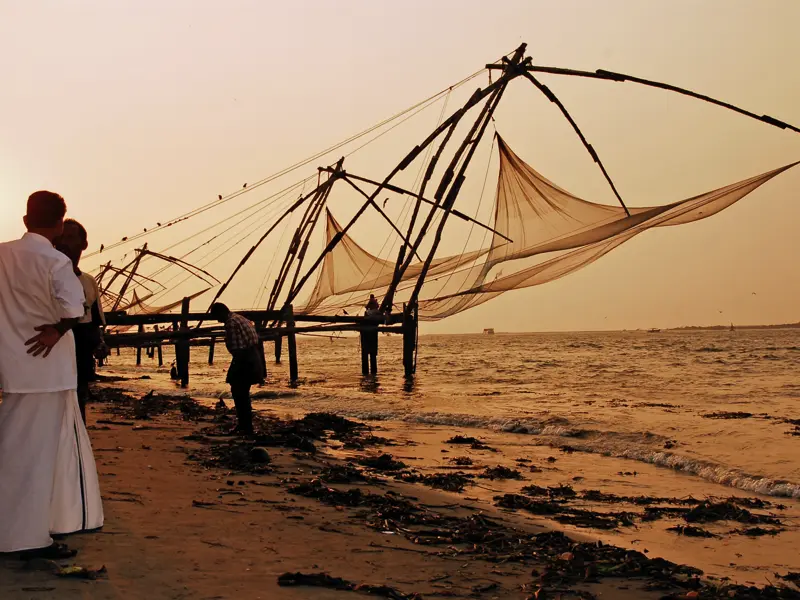 Auf unserer Entdeckerreise in der Mini-Gruppe sind wir in Kochi zu Gast. Sicher dürfen wir auch mal versuchen, die traditionellen Fischernetze zu bedienen.