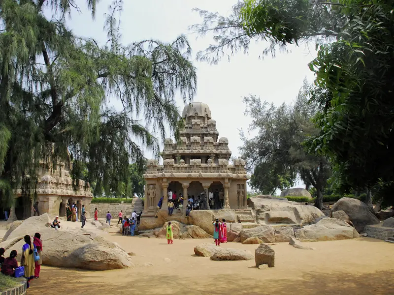 Auf unserer Reise durch Südindien in kleiner Gruppe erkunden wir die Ausgrabungen von Mahabalipuram. Einige der monolitischen Tempel wurden erst mit dem Tsunami 2004 freigelegt.