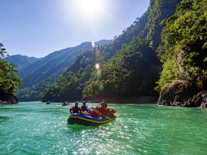 Auf unserer Reise in kleiner Gruppe durch Nepal unternehmen wir auf dem Trisuli River eine Schlauchbootfahrt, neudeutsch Rafting. Natürlich tragen wir dabei Schwimmwesten und Helme zu unserer Sicherheit.