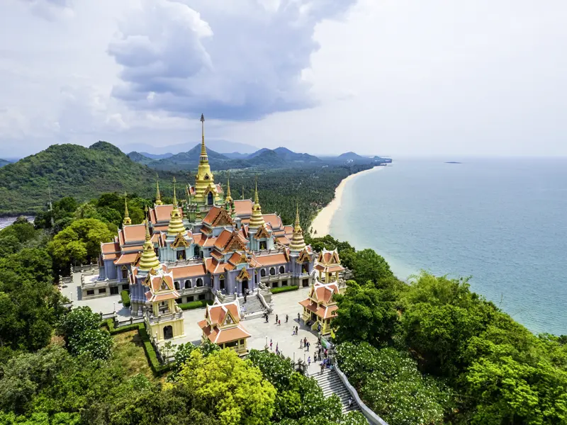 Auf unserer Marco Polo Entdeckerreise besuchen wir am 8. Tag die Tempelanlage Wat Thang Sai, die auf dem Thong Chai Mountain thront  ¿ ein gigantischer Ausblick über die Küste erwartet uns dort oben.