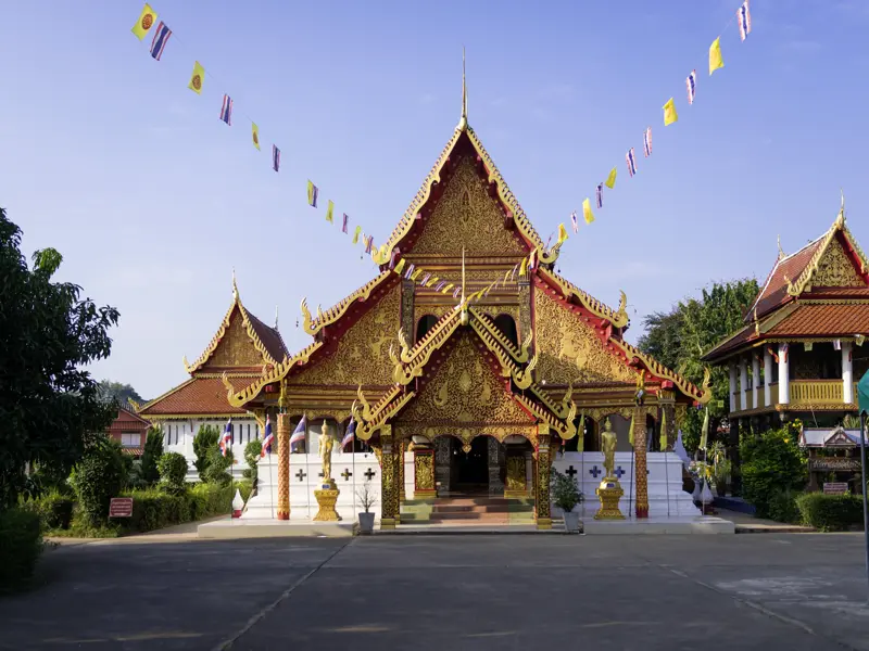 Auf unserer Marco Polo Reise in der Mini-Gruppe nach Nordthailand erleben wir auch das Tempel-Highlight Wat Phra Singh in Chiang Mai.