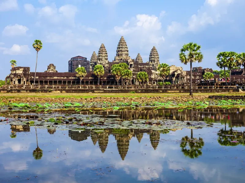 Schon bald liegt es vor uns, das größte sakrale Bauwerk der Erde: Angkor Wat. Über Jahrhunderte wetteiferten die kambodschanischen Steinmetze an der Sandsteinpyramide um die Meisterschaft und meißelten ihre Heldenepen so unfassbar schön in den Stein - wir stehen auf unserer MARCO POLO Reise durch Vietnam und Kambodscha stumm  mit aufgerissenen Augen davor.