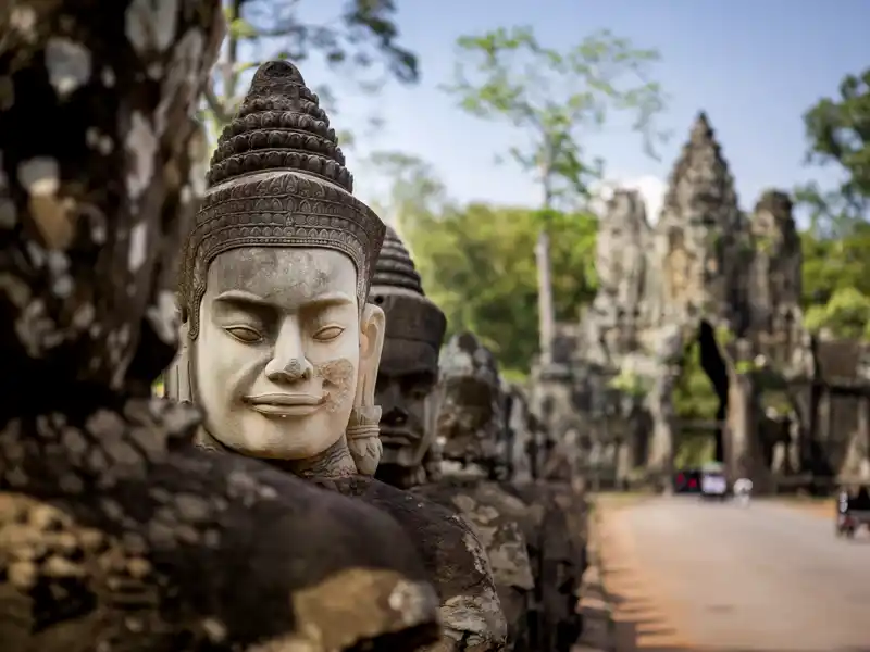 Bei den Tempeln von Angkor lüftet Ihr Scout so manches Geheimnis. Im Bayon-Tempel von Angkor Thom begrüßen uns Gesichter aus Stein mit rätselhaftem Lächeln. Das großartige Finale unserer Marco Polo Rundreise durch Laos und Kambodscha.