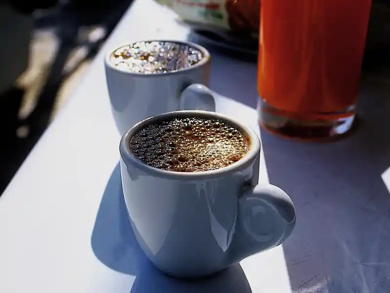 Zwischen Insel-Hopping, Beachen und Baden muss auch immer mal wieder Zeit für eine Pause mit belebendem griechischem Kaffee sein.