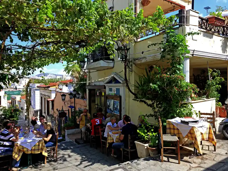 Am Ende unserer Inselhüpfenreise können wir uns mittags in einer Taverne im Altstadtteil Plaka entspannen und in Erinnerungen schwelgen.