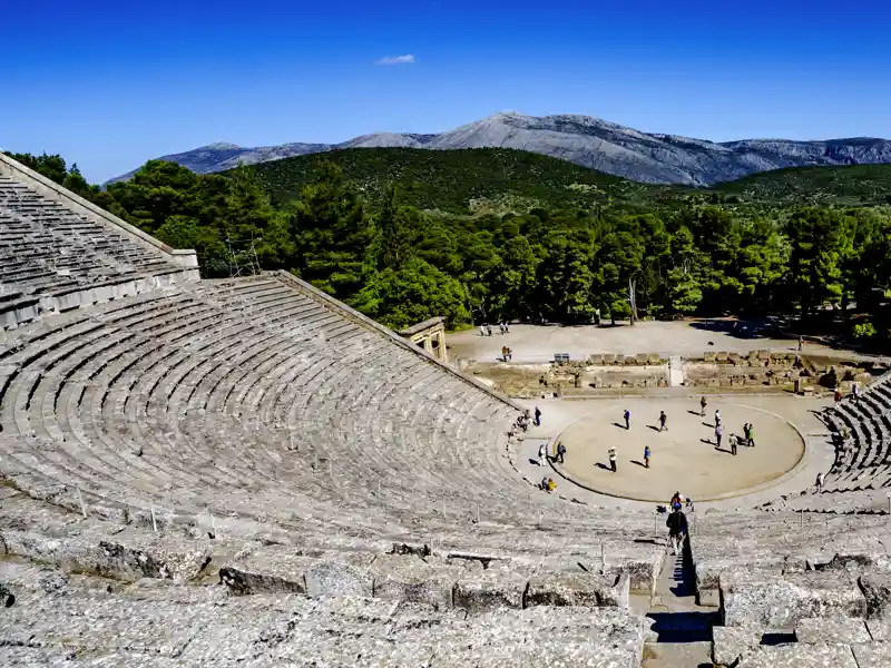 Auf unserer YOUNG LINE Reise durch Griechenland erleben wir Geschichte live, unter anderem im Theater von Epidauros - ob man im letzten Rang noch hört, was unten auf der Bühne einer sagt?