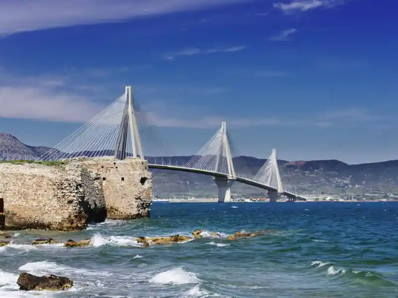 Über die fast drei Kilometer lange Rio-Andirrio-Brücke fahren wir vom Peloponnes zurück auf das griechische Festland nach Delphi.