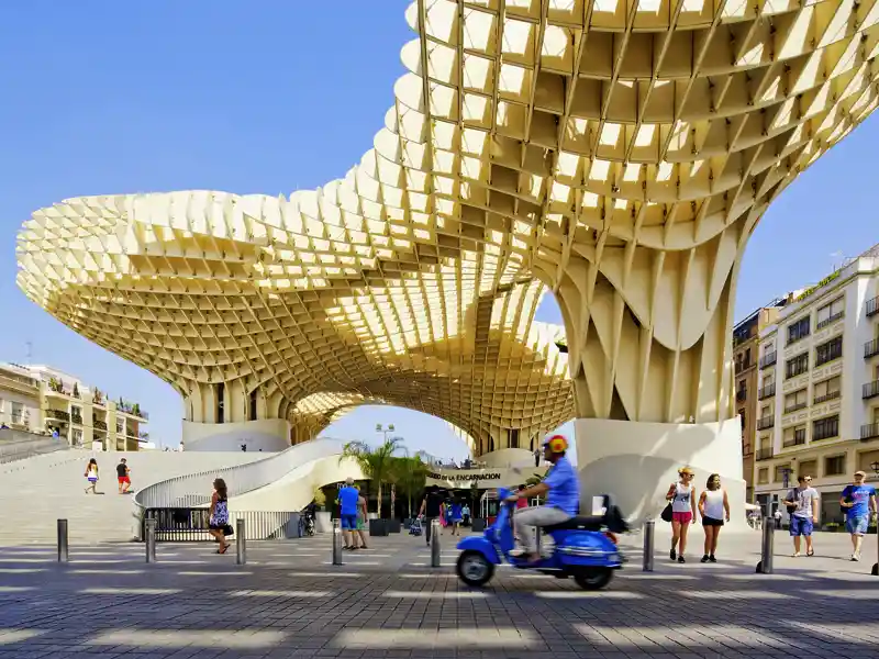 Auf unserer Rundreise mit YOUNG LINE TRAVEL durch Andalusien machen wir halt in der ehemaligen EXPO-Stadt Sevilla. Auf der Citytour darf der Metropol Parasol natürlich nicht fehlen.