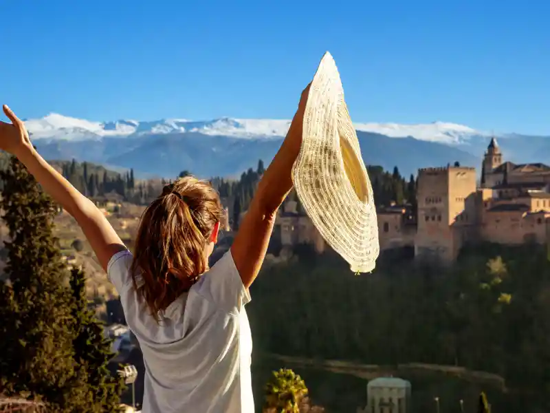 Gleich zu Beginn unserer YOUNG LINE TRAVEL Rundreise durch Andalusien besuchen wir die spaktakuläre Alhambra in Granada.