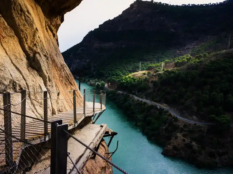 Auf unserer YOUNG LINE TRAVEL Rundreise durch Andalusien wandern wir auf dem Caminito del Rey, dem Königspfad, an steilen Wänden entlang und tiefen Schluchten vorbei. Die Ausblicke - spektakulär!