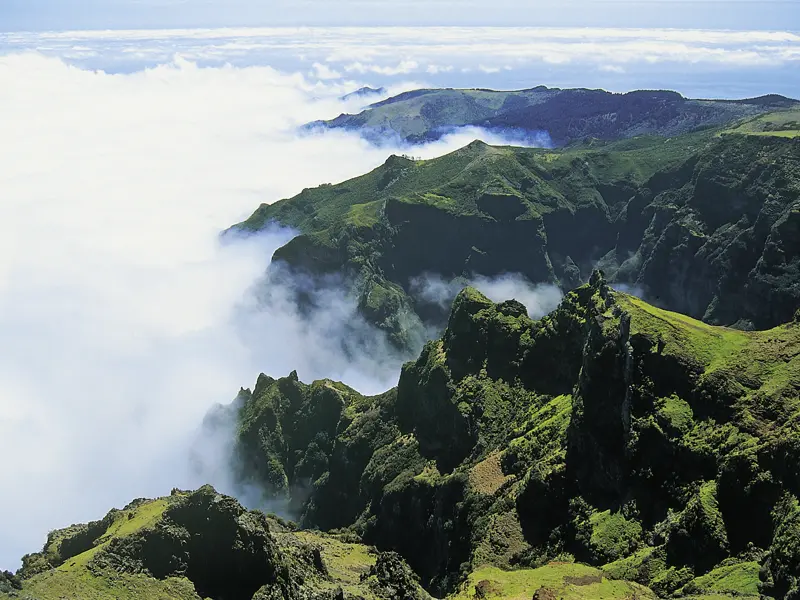 Auf unserer Königstour der YOUNG LINE Rundreise für Traveller ab 35 nach Madeira wandern wir über den Pico Ruivo auf den Pico do Arieiro - ein gigantischer Blick über Madeira von oben belohnt alle Anstrengung.