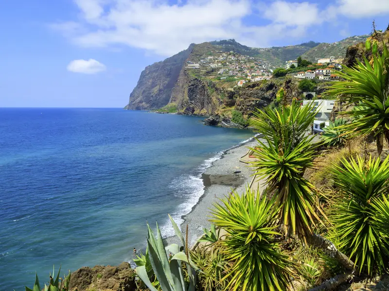 Ein Muss auf jeder Madeira-Rundreise: Wer sich auf den Glasboden der Aussichtsplattform Cabo Girao traut, wird mit einem atemberaubenden Blick auf die schroffen Felswände hinunter belohnt.