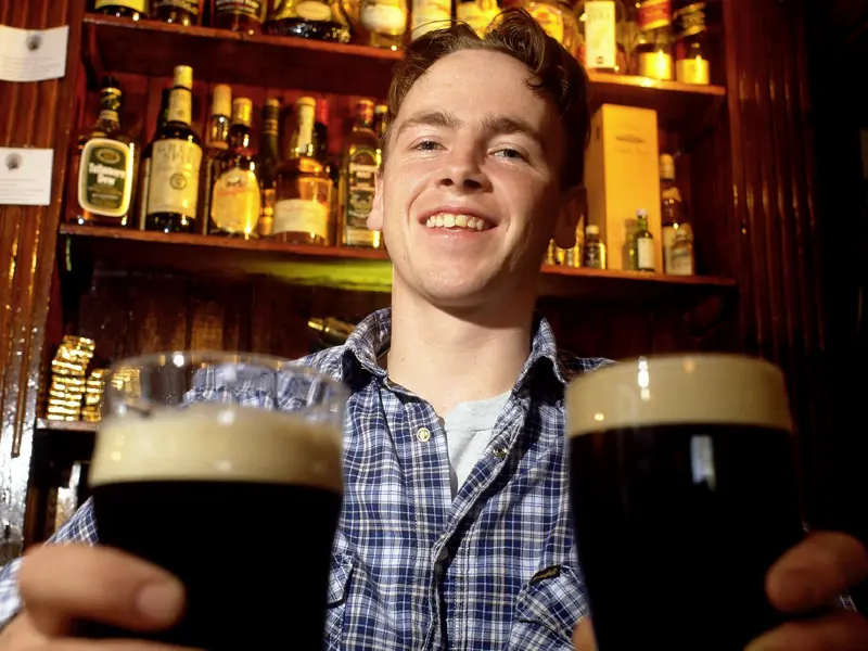 Auf unserer YOUNG LINE Reise nach Irland darf ein Besuch in einem Pub natürlich nicht fehlen. Entspanne am Abend bei einem Bier und lerne auf unserer Singlereise deine Mitreisenden besser kennen.