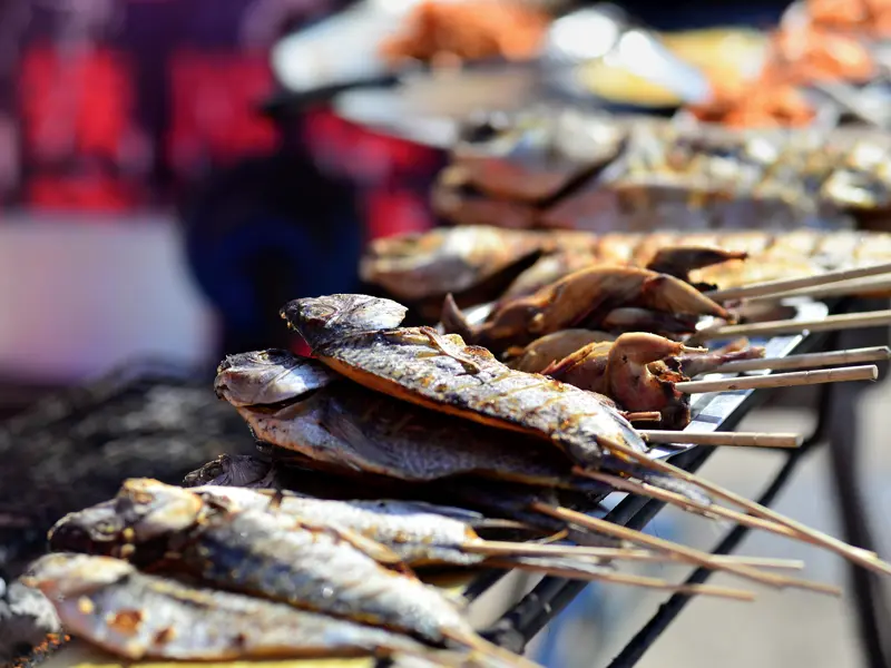 Auf unserer Reise nach Skandinavien werden wir es genießen: Überall ist  frischer Fisch angesagt, ob wie hier in Norwegen vom Grill, ob eingelegt oder gar in Tuben!