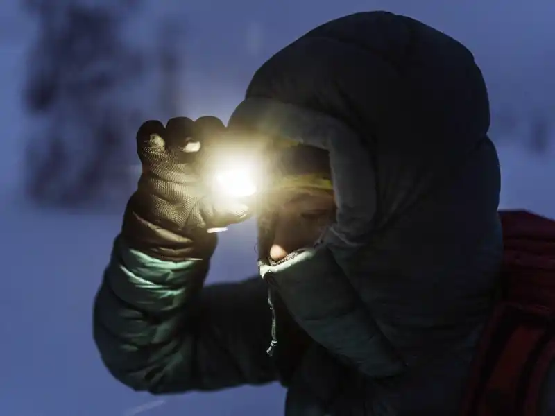 Die langen Winternächte rufen nach der richtigen Ausstattung - beim Schneeschuhwandern gibt's ein Stirnlicht dazu!