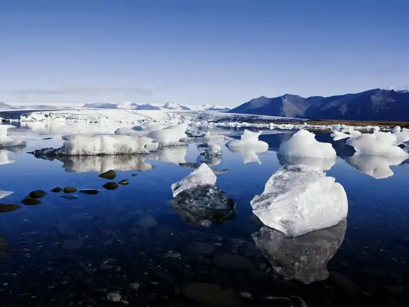 Schon mal ein kleiner Vorgeschmack auf eines der Highlights unserer Rundreise mit YOUNG LINE durch Island: In der Gletscherlagune Jökulsarlon erwarten uns später noch riesige Eisschollen, die in verschiedenen Farben leuchten.