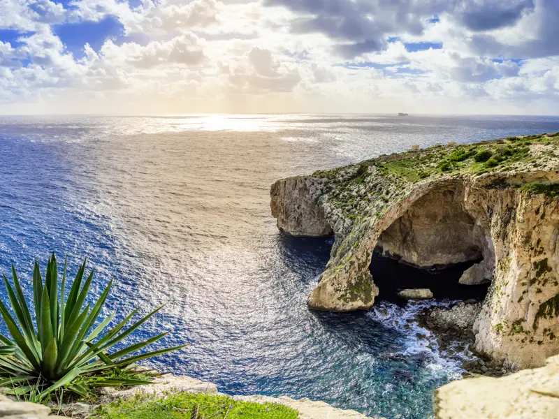 Auf dieser Maltareise mit YOUNG LINE für Singles zwischen 20 und 35 blicken wir von den Klippen hinaus aufs azurblaube Mittelmeer.