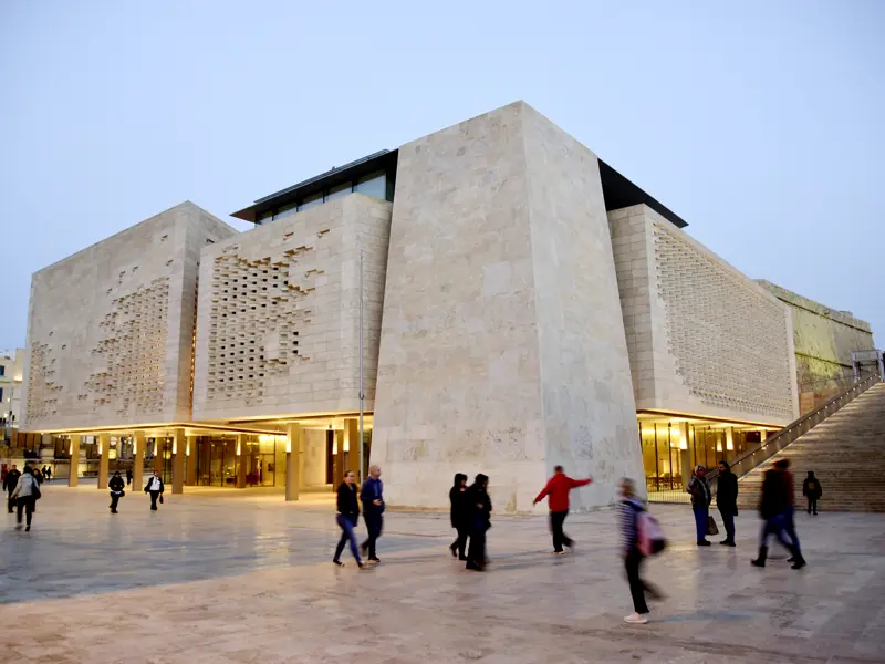 Auf unserer YOUNG LINE Reise nach Malta besuchen wir natürlich auch die Hauptstadt Valletta und bewundern die moderne Architektur des neue Parlaments.