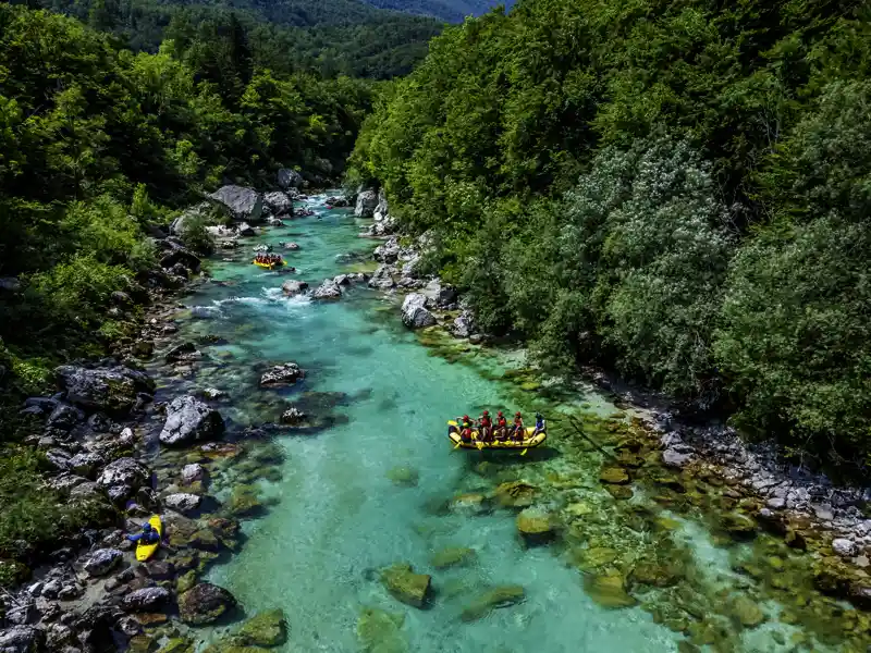 Auch Teil unserer YOUNG LINE Rundreise durch Slowenien: Rafting auf der Soca. Adrenalin pur, aber alles auf Nummer sicher.