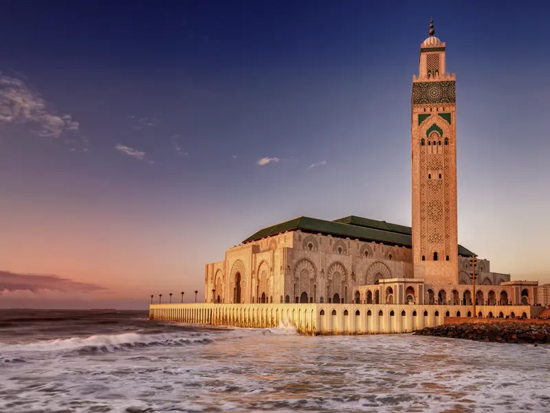 In Casablanca bewundern wir auf unserer YOUNG LINE Rundreise durch Marokko die beeindruckende Moschee Hassan II.