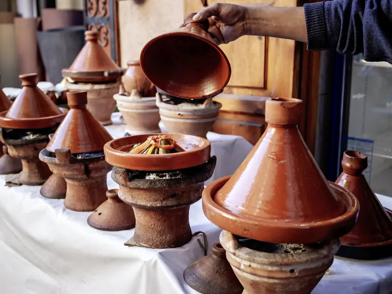 Auf unserer YOUNG LINE Rundreise durch Marokko haben wir Gelegenheit, traditionelle marokkanische Tajine zu probieren.