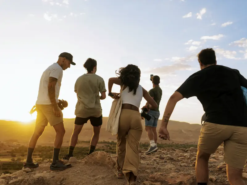 Auf unserer YOUNG LINE Rundreise durch Marokko machen wir auf Wunsch einen Abstecher in die Dünen der Sahara und  laufen zusammen in den Sonnenuntergang - was für ein Selfie!