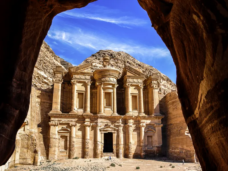 Auf dieser YOUNG LINE Rundreise für Traveller ab 35 besucht die Gruppe auch die jordanische Felsenstadt Petra.