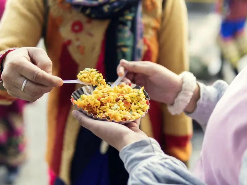 Lokale Köstlichkeiten wie Biryani, ein traditionelles Reisgericht, kosten wir auf unserer YOUNG LINE Rundreise durch Rajasthan.