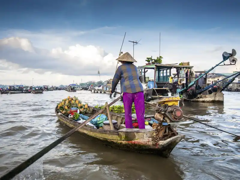 Der Besuch eines schwimmenden Marktes im Mekongdelta steht auch auf dem Programm dieser YOUNG LINE Reise durch Südostasien.