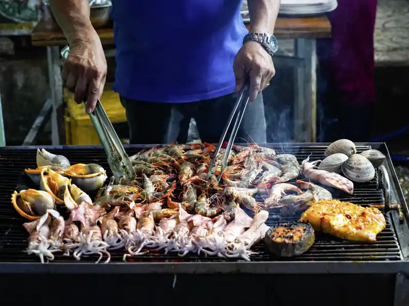 Auf einem der Straßenmärkte schmeckt das Seafood vom Grill ganz besonders gut!