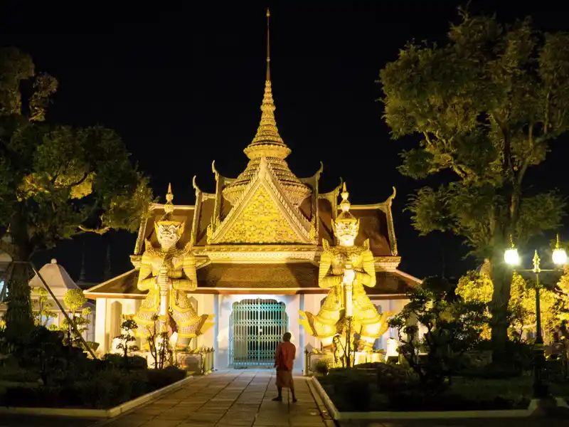 Eins der Highlights in Bangkok auf unserer YOUNG LINE Rundreise durch Südostasien: die nächtliche Radtour durchs Herz der Stadt mit Tausenden Lichtern,Tempeln und Streetfood.